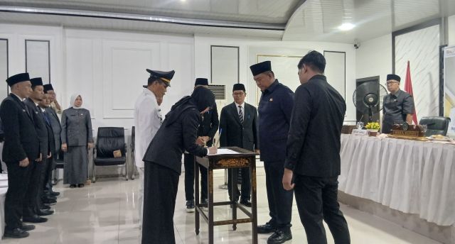 Wabup Iwan Tuaji Lantik 33 Pejabat Baru di Lingkungan Pemkab PALI