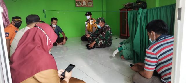 Anggota TNI datangi Rumah Warga yang Terindikasi Terpapar  Covid19