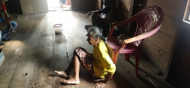 Hidup Sendiri, Rumah Nenek ini Tanpa dialiri Listrik