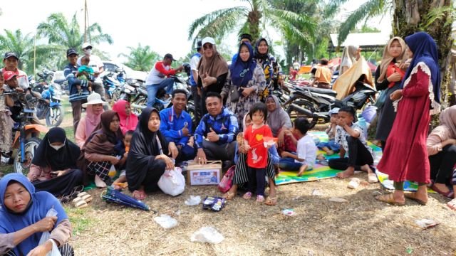 Karnaval HUT RI, DPC Demokrat PALl bagi - bagi Air Mineral