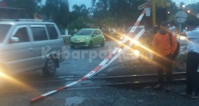 Angbara Seruduk Palang Lintas Kereta Api Hingga Patah