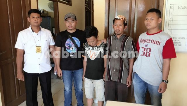 Batas Tanahnya digeser, Dua Beranak Kapak Tetangga