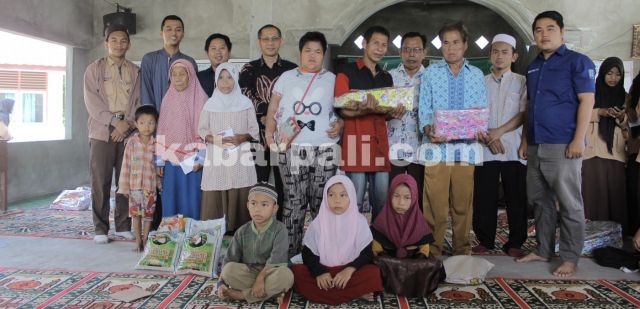 Penuh Haru, SMK N I Penukal Santuni Anak Yatim dan Fakir Miskin