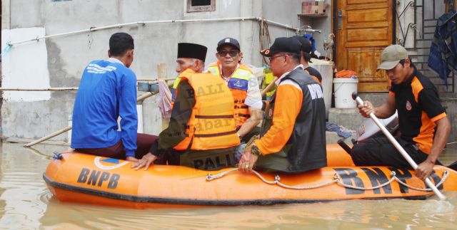 Bupati PALI Tinjau Korban Banjir di Curup