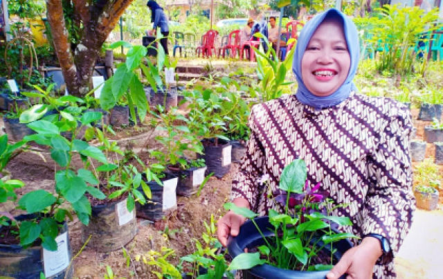 Dari Pekarangan Jadi Penghidupan: Kisah Ibu Yeni Menyembuhkan Lewat Tanaman Obat