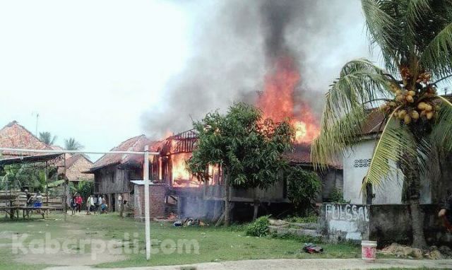 Rumah Cik Oneng diamuk Si Jago Merah. Penyebabnya..?