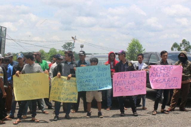 Ingkari Janji, Warga Minta Kadesnya Dicopot